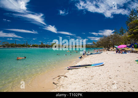 Gold Coast, AUS - Jan 12 2019: Leute genießen Strand Aktivitäten am berühmten Strand von tallebudgera Creek Gold Coast, Queensland, Australien Stockfoto