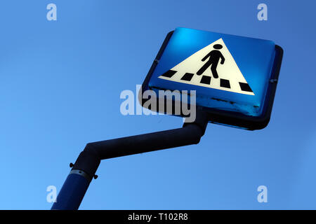 Blaue und weiße crosswalk Zeichen gekippt. Stockfoto