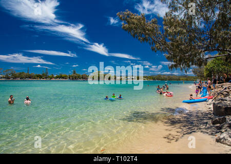 Gold Coast, AUS - Jan 12 2019: Leute genießen Strand Aktivitäten am berühmten Strand von tallebudgera Creek Gold Coast, Queensland, Australien Stockfoto