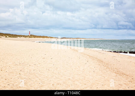 Strand am Ellenbogen List, Insel Sylt, Leuchtturm im Hintergrund Stockfoto