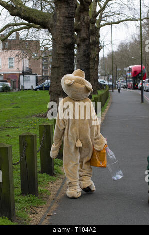 Chassidischen Jungen in Fancy Dress feiern Der jüdische Feiertag Purim in Stamford Hill, London Stockfoto