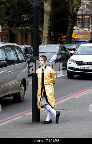 Chassidischen Jungen in Fancy Dress feiern Der jüdische Feiertag Purim in Stamford Hill, London Stockfoto