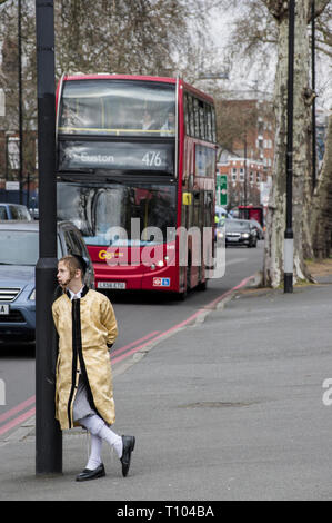 Chassidischen Jungen in Fancy Dress feiern Der jüdische Feiertag Purim in Stamford Hill, London Stockfoto