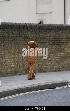 Chassidischen Jungen in Fancy Dress feiern Der jüdische Feiertag Purim in Stamford Hill, London Stockfoto