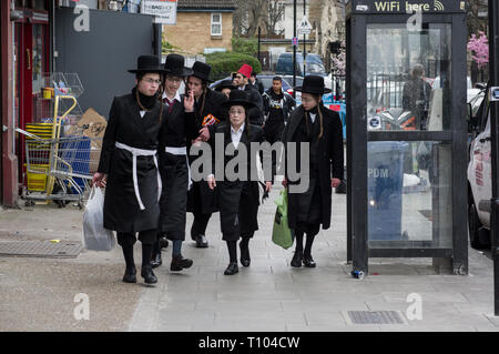 Jüdische Kinder feiern Purim in Fancy Dress, auf die Straße, zu singen und zu tanzen oder einfach nur Parade in ihren Kostümen Stockfoto