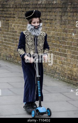 Chassidischen Jungen in Fancy Dress feiern Der jüdische Feiertag Purim in Stamford Hill, London Stockfoto