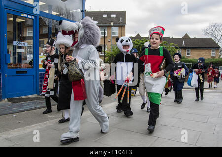 Jüdische Kinder feiern Purim in Fancy Dress, auf die Straße, zu singen und zu tanzen oder einfach nur Parade in ihren Kostümen Stockfoto