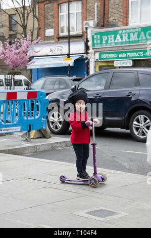 Chassidischen Jungen in Fancy Dress feiern Der jüdische Feiertag Purim in Stamford Hill, London Stockfoto