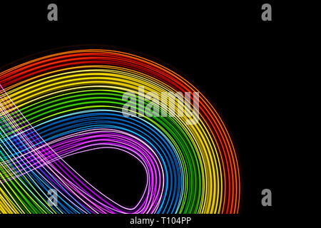 Mehrfarbige Leds auf schwarzen Hintergrund. Regenbogen Farben Kurven. Platz zu schreiben. Gay LGBT-Symbol Stockfoto