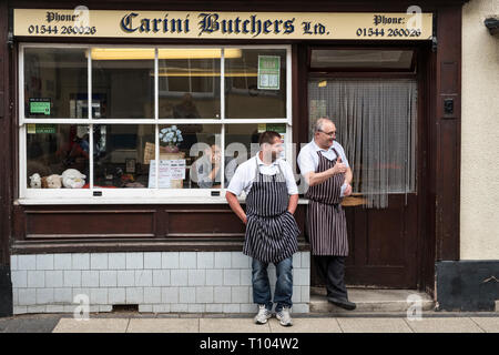 Presteigne, Powys, UK. Lokale Leute beobachten Der jährliche Karneval Umzug auf der High Street von dieser kleinen Stadt in der Mitte des Wales Stockfoto