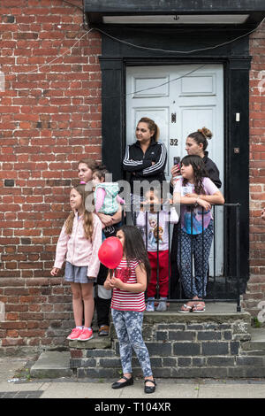 Presteigne, Powys, UK. Eine einheimische Familie aufpassen Der jährliche Karnevalsumzug entlang der High Street in dieser kleinen Stadt in der Mitte des Wales Stockfoto