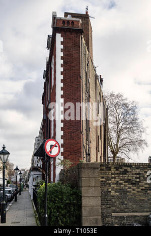 South Kensington, London, Großbritannien. Die ungewöhnliche Thin Haus (5 Thurloe Square SW7) im Jahr 1886 als Studios für Künstler erbaut, mit grossen Norden Windows. Stockfoto