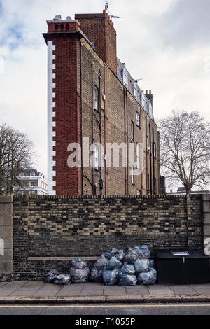 South Kensington, London, Großbritannien. Die ungewöhnliche Thin Haus (5 Thurloe Square SW7) im Jahr 1886 als Studios für Künstler erbaut, mit grossen Norden Windows. Stockfoto