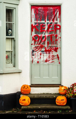 Presteigne, Powys, UK. Ein Haus fertig eingerichtet für Halloween, mit Kürbissen auf der Vorderseite Schritt Stockfoto