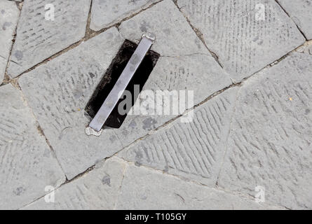 Kanaldeckel auf Pflaster. Wasser ablassen auf Pflaster Stockfoto
