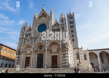 Siena, Toskana, Italien. Mai 2017 - Sonnenuntergang Blick auf Siena Dom mit Domplatz. Es ist die Hauptstadt der Provinz von Siena, Toskana, Italien. Stockfoto