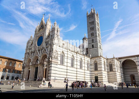 Siena, Toskana, Italien. Mai 2017 - Sonnenuntergang Blick auf Siena Dom mit Domplatz. Es ist die Hauptstadt der Provinz von Siena, Toskana, Italien. Stockfoto