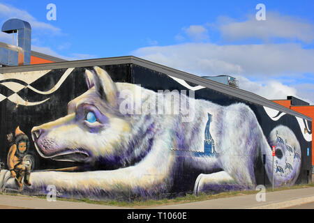 Inuit Mädchen und Husky Hund Kunst an Qikiqtani General Hospital, Iqaluit, Nunavut Stockfoto