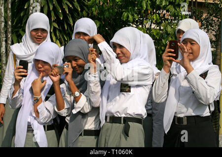 Muslimische Mädchen Fotografieren in Medan, Sumatra Stockfoto