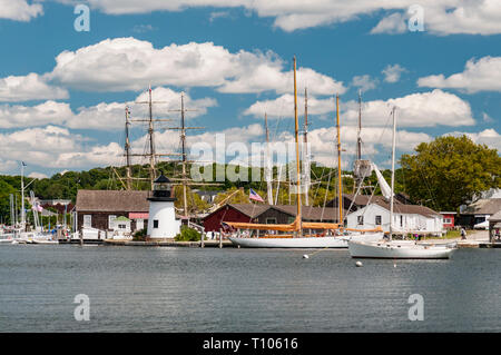 Mystic Seaport ist ein outdoor neu Dorf aus dem 19. Jahrhundert und pädagogischen Maritime Museum. Besucher finden einen Leuchtturm Replik von Brant Point L Stockfoto