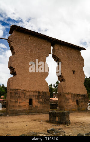 Blick auf die Tempel von Wiracocha mit polygonalen Mauerwerks an archäologische Stätte von Raqchi bei Cuzco, Peru Stockfoto