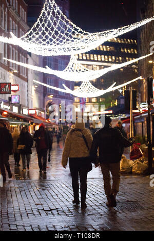 Die Käufer auf dem Weg zum Leicester Square, zur Weihnachtszeit. London England Großbritannien Stockfoto