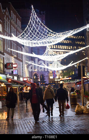 Die Käufer auf dem Weg zum Leicester Square, zur Weihnachtszeit. London England Großbritannien Stockfoto