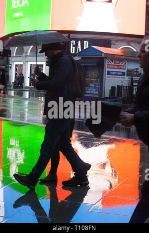 Die Käufer auf dem Weg zum Leicester Square, zur Weihnachtszeit. London England Großbritannien Stockfoto