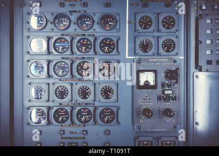 Alte Flugzeug Systemsteuerung im Cockpit. Industrielle grunge Hintergrund Stockfoto