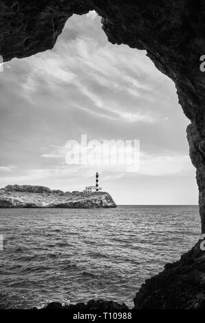 Portocolom Leuchtturm aus einer Höhle, Mallorca, Spanien gesehen. Stockfoto