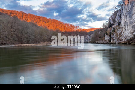 Donau Schlucht in der Nähe von Kloster Weltenburg am Abend Stockfoto