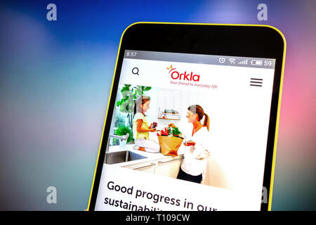 Berdyansk, Ukraine - März 21, 2019: Orkla Homepage. Orkla Logo sichtbar auf dem Bildschirm des Telefons, Illustrative Editorial Stockfoto