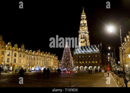 Arras (Nordfrankreich): Die Stadt Halle in der ÒPlace des HerosÓ (Heldenplatz) während der Weihnachtszeit Stockfoto