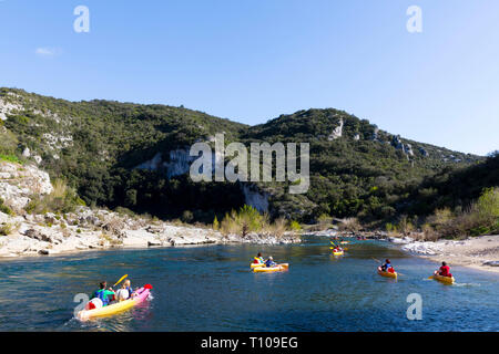 Sanilhac-Sagries (Frankreich): Kanu, Kajak im Gardon Schluchten, in der Nähe der La Baume Saint-Veredeme Stockfoto