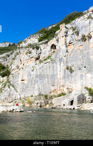 Sanilhac-Sagries (Frankreich): Website von La Baume und Saint-Veredeme in der Gardon Schluchten, mit einer Höhle und troglodytic Wohnungen in die Klippe Stockfoto