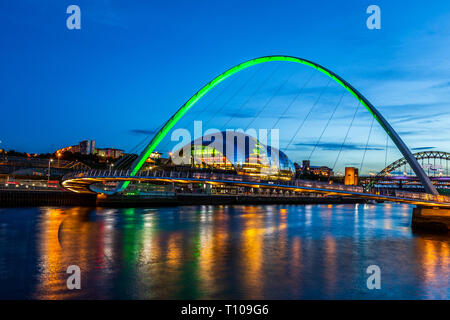 Newcastle und Gateshead bei Sonnenuntergang zeigt Gateshead Millennium Bridge, Salbei und Tyne Bridges. Stockfoto