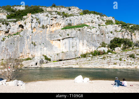 Sanilhac-Sagries (Frankreich): Website von La Baume und Saint-Veredeme in der Gardon Schluchten, mit einer Höhle und troglodytic Wohnungen in der Felswand. Stockfoto