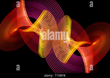 Bunte pink, gelb, rot Neon Spirale Linien. Abstract background von Pink Neon, sanftes Licht formen. Helle Streifen für Plakat, Website, Broschüre, pri Stockfoto