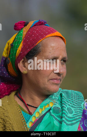 Frau mit gefärbten Wachs resist​ headwear in drei Farben. Rot bindi Markierung auf der Stirn. Rudraprayag-Ukhimath, Chopta, Triyuginarayan, Untere Himalaya, Nordindien. ​ Stockfoto