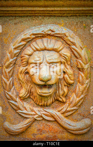 Ein Brunnen Wasserhahn in der Form eines Lions Head. Stockfoto