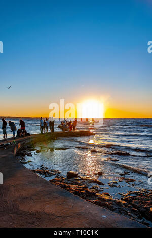 HELSINGBORG, Schweden - 23. JULI 2013: Eine Gruppe von Menschen zusammen, den Sonnenuntergang am Strand Helsingborg in Schweden zu beobachten. Stockfoto