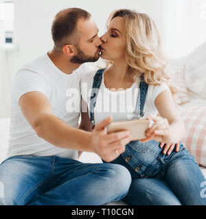 Frau und ihr Mann in Jeans, self portrait. Stockfoto