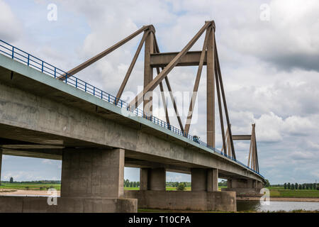 Konkrete Hängebrücke über den Fluss Waal in der Nähe von Beneden-Leeuwen, Niederlande Stockfoto