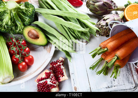 Bio Lebensmittel Hintergrund. Gesundes Kochen Zutaten - frisches Obst und Gemüse. Stockfoto