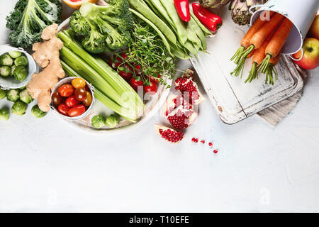 Bio Lebensmittel Hintergrund. Gesundes Kochen Zutaten - frisches Obst und Gemüse. Bild mit kopieren. Ansicht von oben Stockfoto