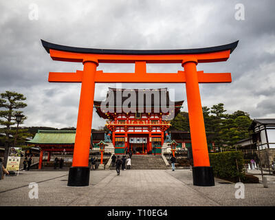 Riesige Torii-tor vor der Romon Tor in Fushimi Inari Schrein (Fushimi Inari Taisha) in Kyoto, Japan. Berühmte Shinto Schrein, für Torii Tore bekannt Stockfoto