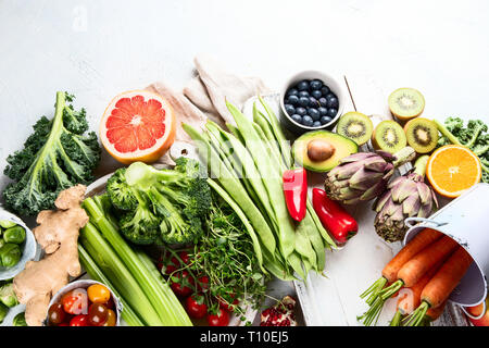 Bio Lebensmittel Hintergrund. Gesundes Kochen Zutaten - frisches Obst und Gemüse. Bild mit kopieren. Ansicht von oben Stockfoto