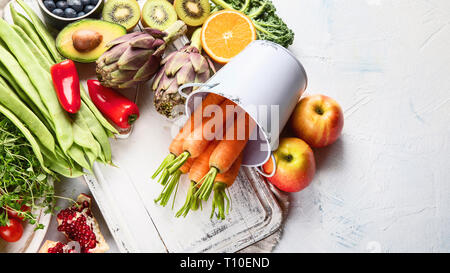 Bio Lebensmittel Hintergrund. Gesundes Kochen Zutaten - frisches Obst und Gemüse. Bild mit Kopie Raum Stockfoto