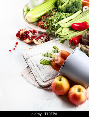 Bio Lebensmittel Hintergrund. Gesundes Kochen Zutaten - frisches Obst und Gemüse. Bild mit Kopie Raum Stockfoto