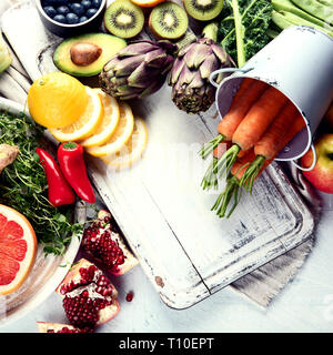 Bio Lebensmittel Hintergrund. Gesundes Kochen Zutaten - frisches Obst und Gemüse. Bild mit Kopie Raum Stockfoto